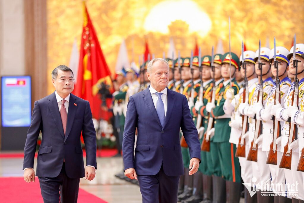 Polish Prime Minister Explores Hanoi After Arriving