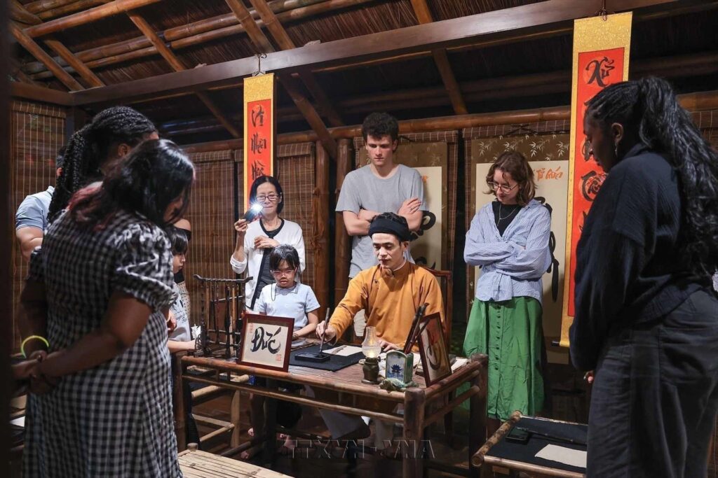 Hanoi Sets Ambitious Targets to Expand Tourism Economy Hanoi Sets Ambitious Targets to Expand Tourism Economy